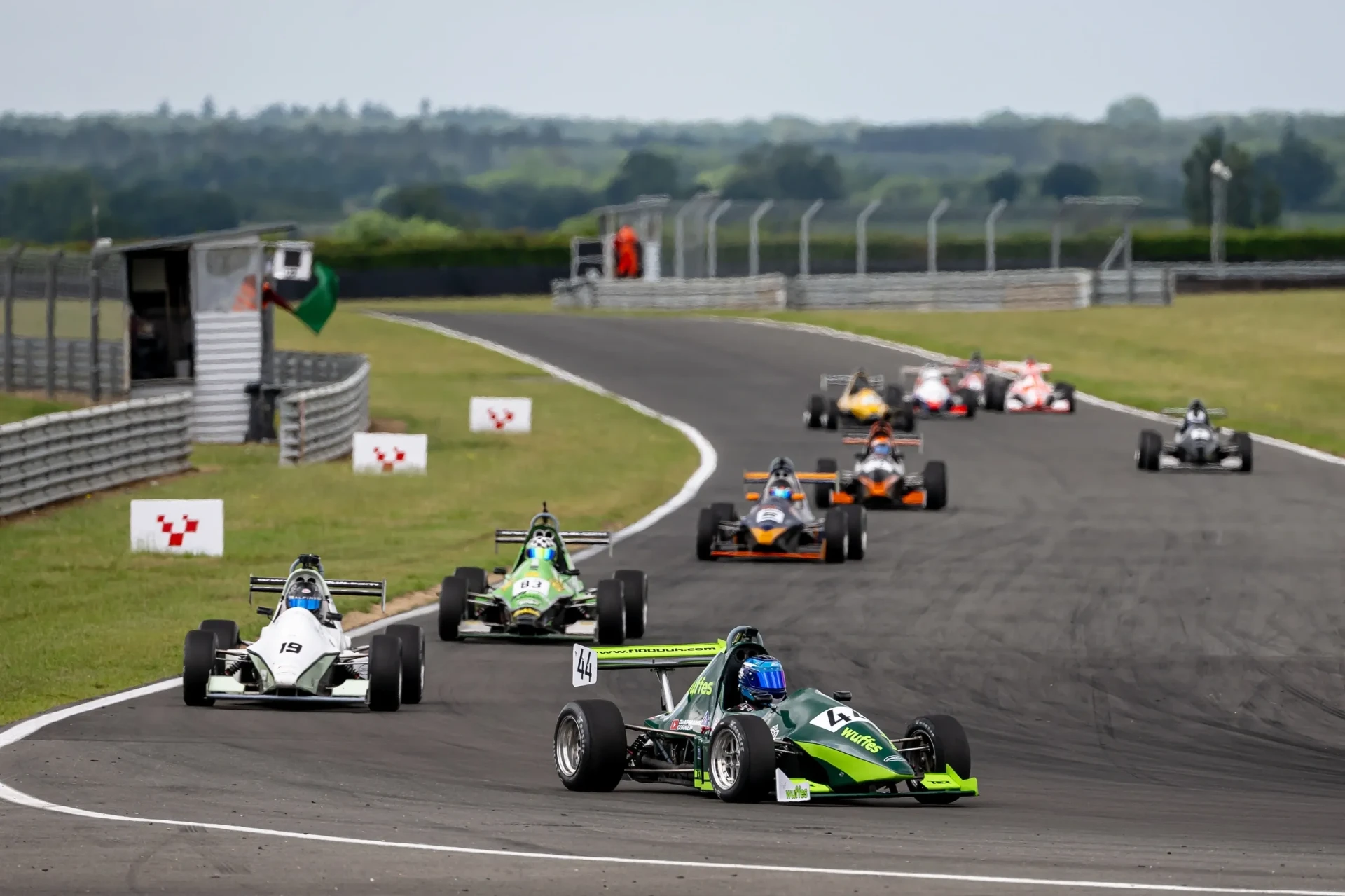 Bert Chapman’s number 44 F1000 among a field of single-seaters on a UK circuit